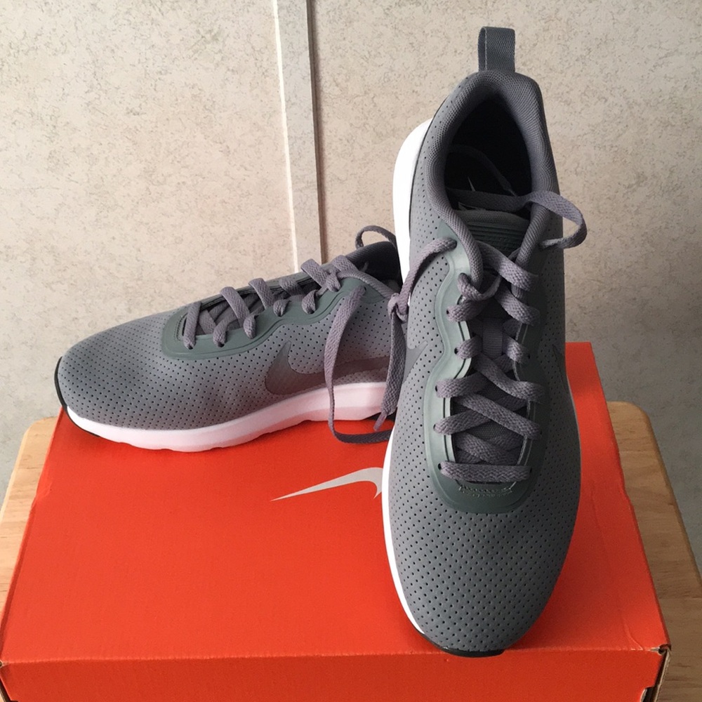 New Nike Air Trainers Size 9